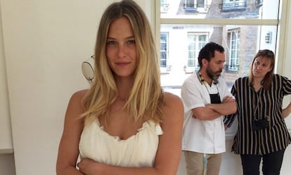 Bar Refaeli muestra una prueba de su traje de novia