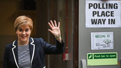 Nicola Sturgeon, ministra principal de Escocia y líder del SNP, sale de votar en Glasgow, este jueves.