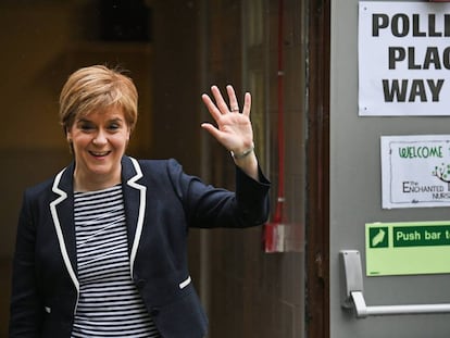 Nicola Sturgeon, ministra principal de Escocia y líder del SNP, sale de votar en Glasgow, este jueves.