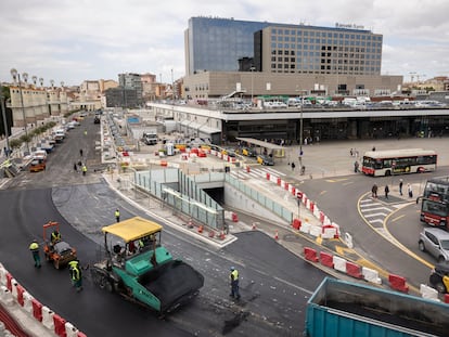 Obras de remodelación en el entorno de la estación de Sants, que será transformada y ampliada, esta semana.