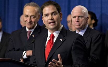 El senador Marco Rubio, escoltado por el dem&oacute;crata Chuck Schumer (Izda.) y el l&iacute;der republicano John McCain (Dcha.), durante la presentaci&oacute;n del proyecto de ley. 