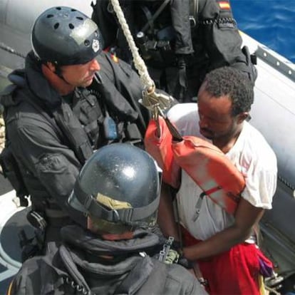 Uno de los presuntos piratas somalíes apresados por el petrolero de la Armada Española 'Marqués de la Ensenada' tras naufragar su embarcación, es izado al buque español.