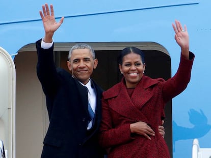 Barack e Michelle Obama acenam ao descer de um avião em janeiro de 2017.