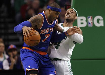 Carmelo Anthony trata de irse de Paul Pierce.