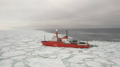 El buque oceanográfico español 'Hespérides' navega por el mar de Weddell.