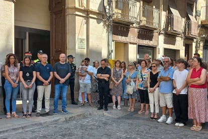 Emotivo minuto de silencio frente al Ayuntamiento de Valls (Tarragona) en recuerdo del niño de dos años que falleció ayer en el interior de un coche.
