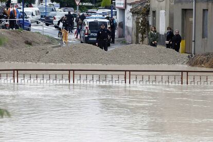 El río Segura a su paso por Orihuela desbordado en algunas zonas del cauce, el 19 de diciembre de 2016.