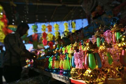 Un vendedor palestino en un mercado en Gaza, durante las preparaciones para el Ramadán.