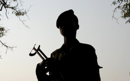 El 12 de febrero se celebra el Día Internacional Contra el Uso de Niños Soldado, mientras miles de menores siguen siendo captados por milicias, ejércitos y grupos armados de todo el mundo para combatir en sus filas. En la imagen, Joseph (nombre ficticio), de 10 años, forma con un rifle de asalto dos días antes de ser liberado por la Facción Cobra del Ejército Democrático de Sudán del Sur. "Hago labores de soldado", cuenta. "No sé cuánto tiempo hace que soy soldado. Creo que dos años".