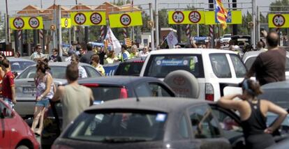 Numerosas personas, concentradas en el peaje de Mollet para protestar contra el incremento del precio de los peajes en las autopistas.