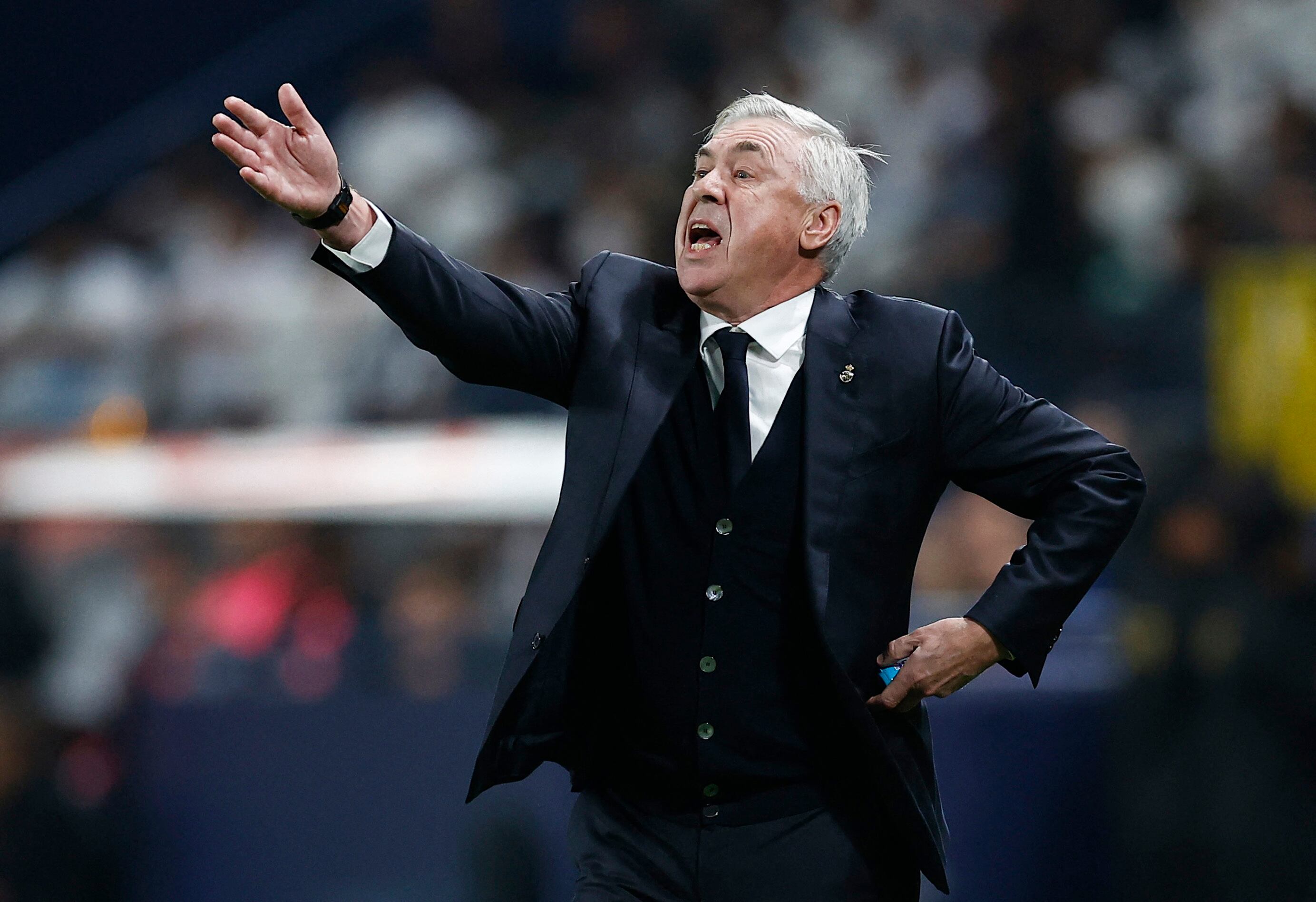 Carlo Ancelotti entrenador del Real Madrid, dando instrucciones a sus jugadores.