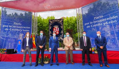 El presidente de la Junta de Castilla y León (centro) junto al vicepresidente, Francisco Igea (a su izquierda), junto a los representantes de los partidos, en junio.