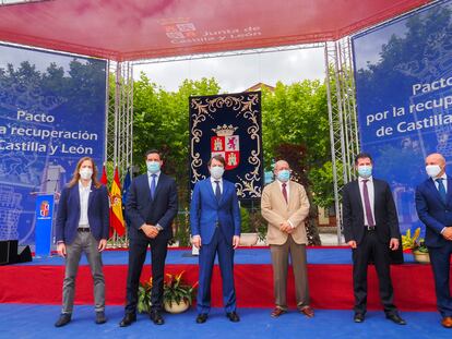 Los representantes de los princiales partidos de Castilla y León y de las instituciones autonómicas, en la firma del Pacto de recuperación regional de hace dos semanas.