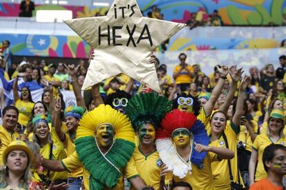 A torcida brasileira momentos antes do início do jogo Brasil x Camarões.