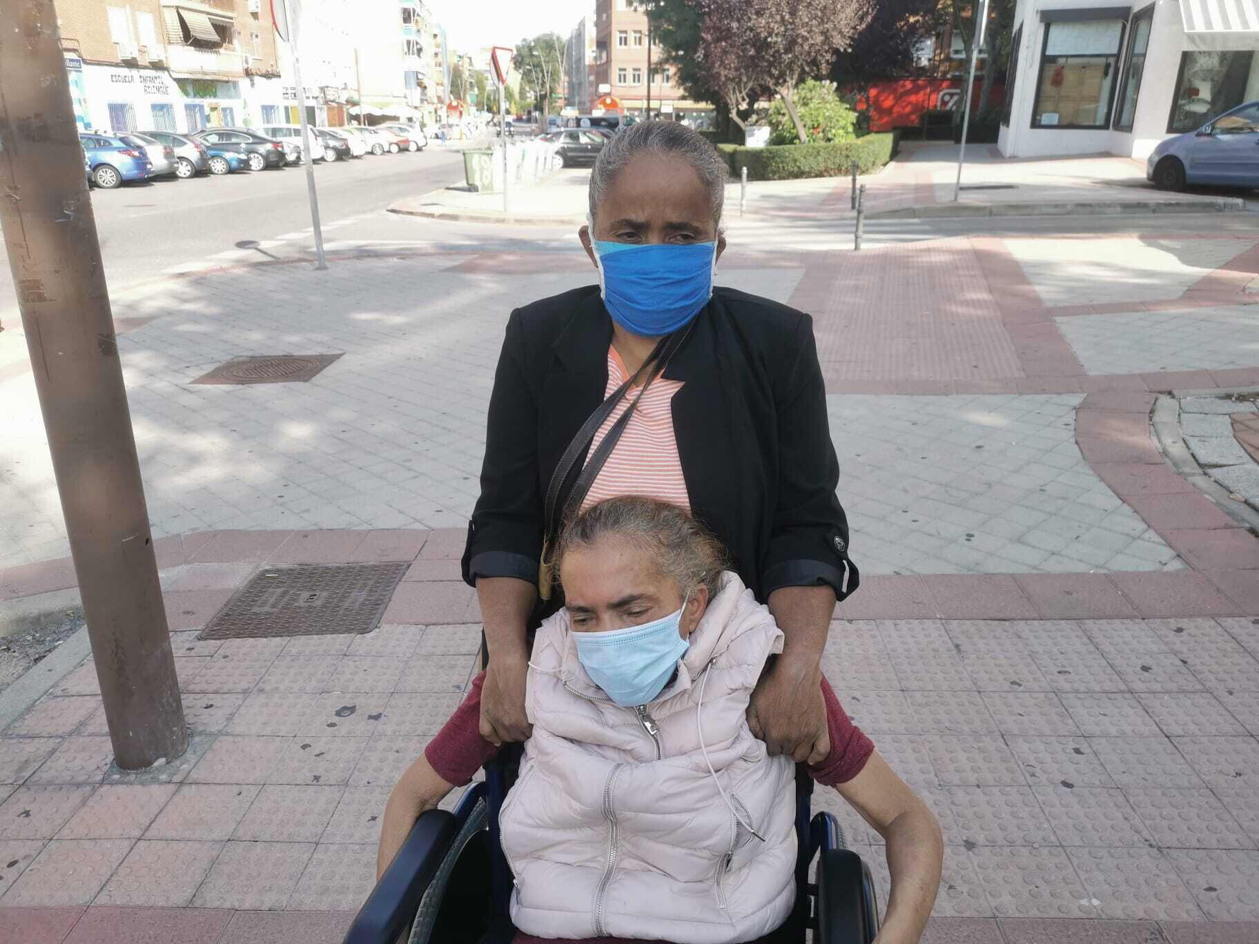 María Agustina Costa (51)y su hermana, Maribel (57).