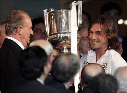 Su Majestad fue el encargado de entregar el trofeo que certifica al Sevilla como campeón de la Copa