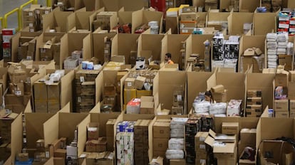 Jóvenes trabajadores de Amazon en la sede de San Fernando de Henares (Madrid).