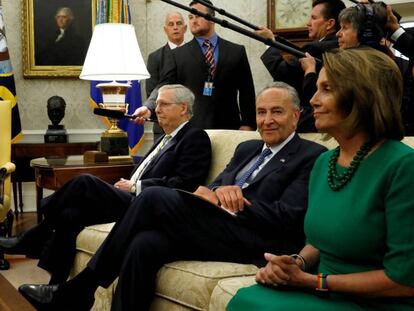Trump ao lado do líder republicano do Senado, Mitch McConnell, seu homólogo democrata Chuck Schumer e a chefa democrata da Câmara dos Representantes, Nancy Pelosi, quarta-feira no Salão Oval.
