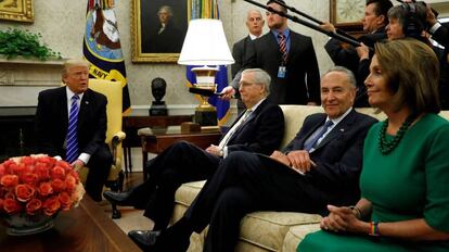 Trump ao lado do líder republicano do Senado, Mitch McConnell, seu homólogo democrata Chuck Schumer e a chefa democrata da Câmara dos Representantes, Nancy Pelosi, quarta-feira no Salão Oval.