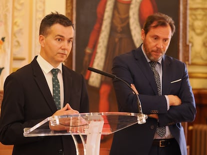 El ministro de Industria, Comercio y Turismo, Héctor Gómez (a la izquierda), en una rueda de prensa con el alcalde de Valladolid, Óscar Puente, este lunes en el Ayuntamiento de la localidad castellana.