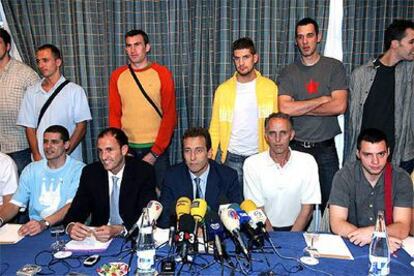 Llorente, en el centro, durante la conferencia de prensa.