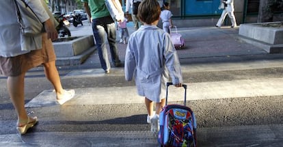Un ni&ntilde;o arrastra su mochila, camino de su centro escolar en Madrid. 