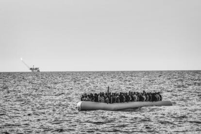 Una de las fotografías tomadas por Francesco Zizola para Noor, que ha sido galardonadas con el segundo premio Stories (Historias), en la categoría de Asuntos Contemporáneos. Presenta una lancha neumática llena de inmigrantes libios antes de ser rescatados por la ONG Médicos Sin Fronteras en aguas del Mediterráneo, el 26 de agosto de 2015.