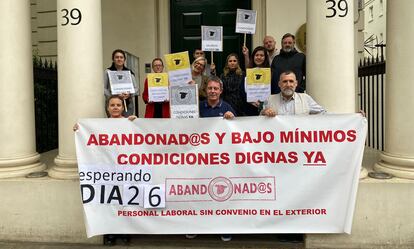 Personal laboral protesta frente a la embajada de Londres el 25 de mayo.