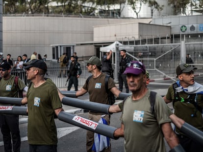 Activistas israelíes del grupo "Hermanos en Armas" bloquean la entrada principal de la base de Kiriya durante una protesta contra el Gobierno israelí.