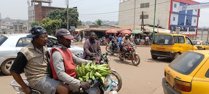 Tráfico en una calle de Yaundé (Camerún).