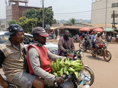 Tráfico en una calle de Yaundé (Camerún).
