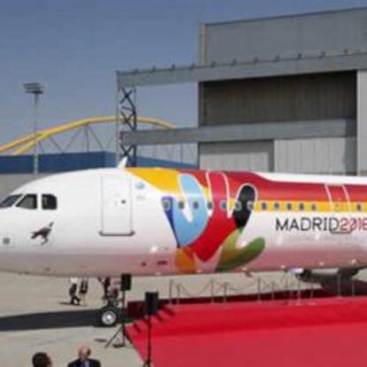 Airbus A-321 de Iberia, el avión de la candidatura Madrid 2016, que hoy ha sido presentado y bautizado por el Alcalde de Madrid, Alberto Ruiz Gallardón, y el presidente de la aerolínea, Antonio Vázquez