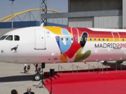 Airbus A-321 de Iberia, el avión de la candidatura Madrid 2016, que hoy ha sido presentado y bautizado por el Alcalde de Madrid, Alberto Ruiz Gallardón, y el presidente de la aerolínea, Antonio Vázquez