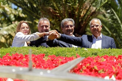 La líder de Podemos Canarias, Noemí Santana, el líder del PSOE, Ángel Víctor Torres, el líder de Nueva Canarias, Román Rodríguez y el responsable de la Asamblea Socialista Gomera, Casimiro Curbelo, juntaban sus manos el 22 de junio de 2019 tras firmar el acuerdo de gobernabilidad de Canarias.