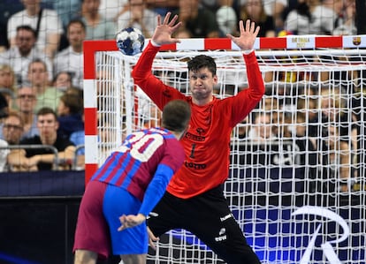 Aleix Gómez supera a Niklas Landin en un penalti durante la semifinal de la Final Four de la Champions.