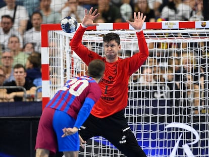 Aleix Gómez supera a Niklas Landin en un penalti durante la semifinal de la Final Four de la Champions.