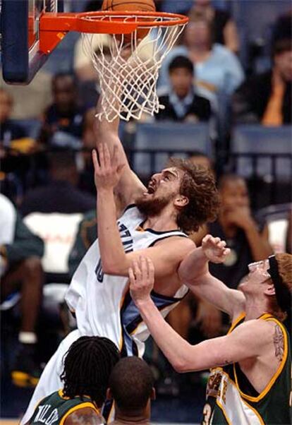 Gasol intenta una canasta ante Seattle.