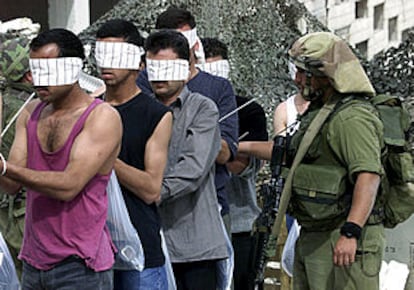 Un soldado israelí conduce a un grupo de palestinos cerca de Belén.