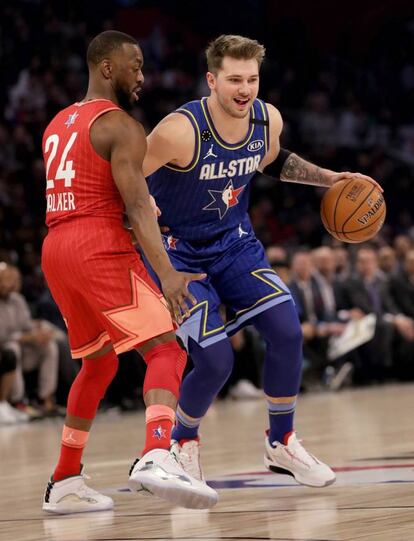 Luka Doncic frente a Kemba Walker.