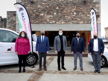 El vicepresidente madrileño, Ignacio Aguado, presenta el servicio de taxi a demanda en los municipios de la Sierra Norte, como complemento al transporte público.