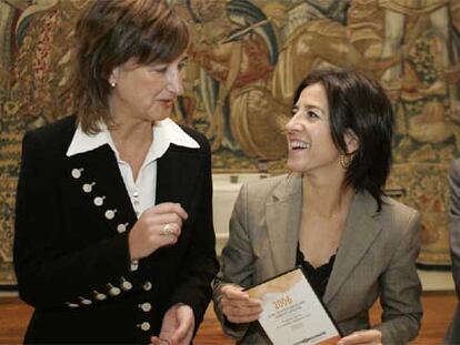 Idoia Zenarruzabeitia (izquierda) entregó a la presidenta del Parlamento, Izaskun Bilbao, el CD con el texto de los presupuestos.