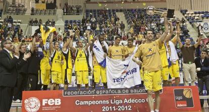 El Iberostar Canarias celebra su titulo de campeón de LEB Oro.