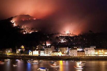 El fuego arrasaba anoche el monte de O Pindo, cerca del pueblo del mismo nombre, en el municipio de Carnota (A Coruña).