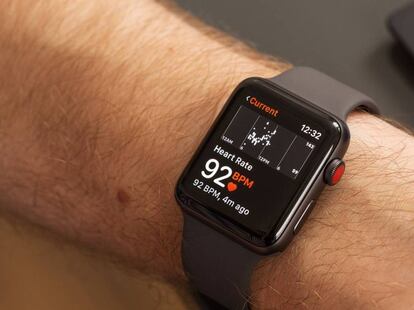 Un Apple Watch muestra en tiempo real la frecuencia cardiaca de su usuario.