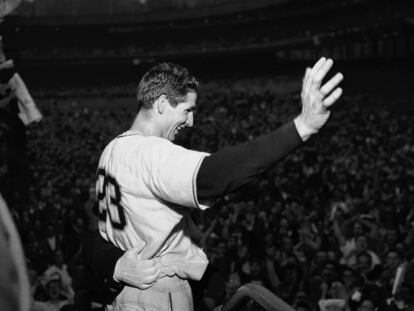 Bobby Thomson saluda a la afición tras su decisivo <i>home run.</i>
