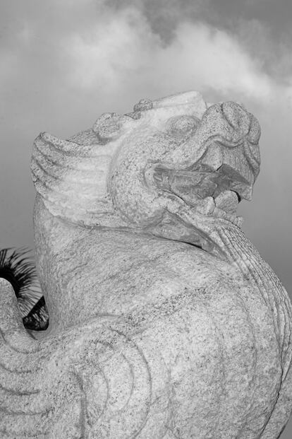 Al igual que en los hogares tradicionales japoneses, hay pocos objetos en la casa. El modelo decoró Casa Sua con piezas que fue comprando en sus viajes por el mundo, como un lavabo antiguo traído de Nueva York o unos dragones chinos que personifican el concepto del yang y de lo masculino. La laja de piedra volcánica es un guiño al entorno natural de Famara.
