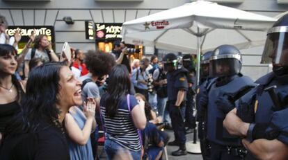 Algunos de los manifestantes atrapados protestan a los antidisturbios.