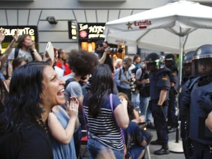 Algunos de los manifestantes atrapados protestan a los antidisturbios.