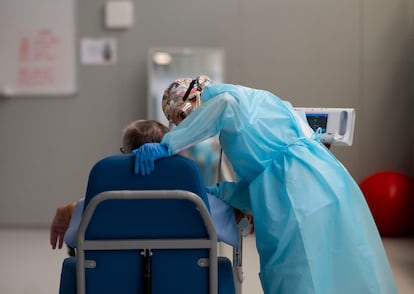 Un paciente de covid acude a una sesión de fisioterapia en el Hospital Zendal de Madrid, el pasado abril.