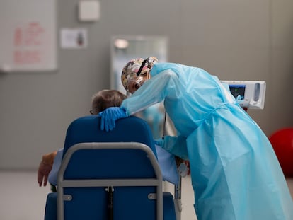 Un paciente de covid acude a una sesión de fisioterapia en el Hospital Zendal de Madrid, el pasado abril.